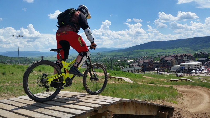 5K, lifestyles, athlete, outdoors, mountain bike, biking, helmet, riding, fast, outdoor, cyclist, sports clothing, day, active, downhill, one person, trail