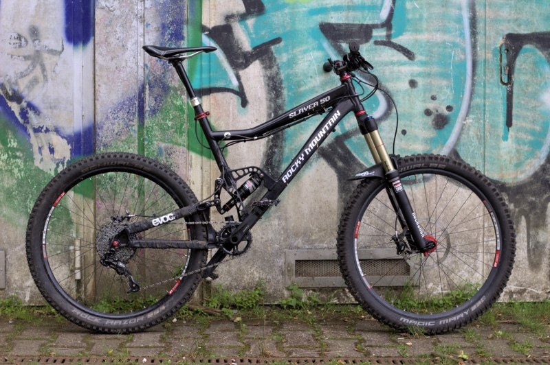 bicycle, stationary, old, mountain bikes, rusty, nature, metal, wheel, Downhill mountain biking, spoke, city, parking, no people, wall, land vehicle, tire