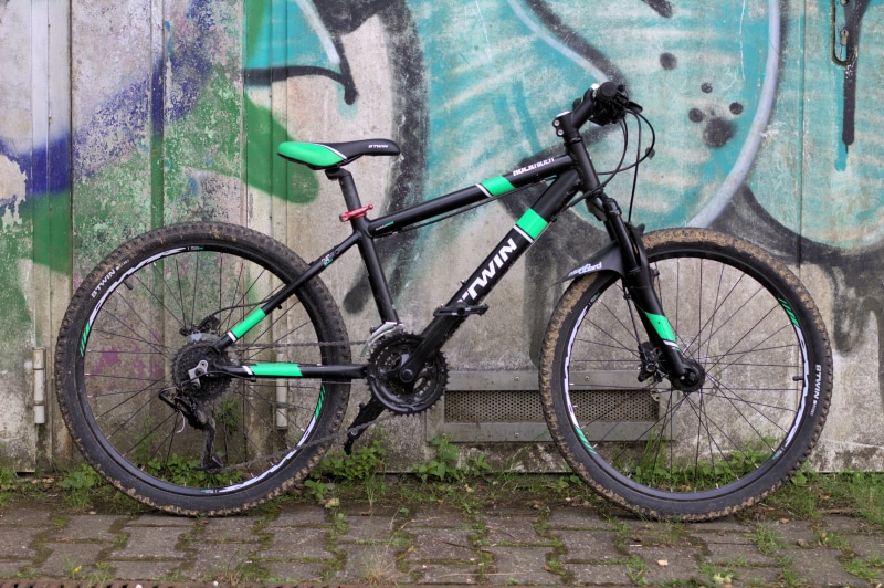 wheel, mountain bikes, no people, nature, architecture, land vehicle, footpath, Downhill mountain biking, parking, sidewalk, building exterior, built structure