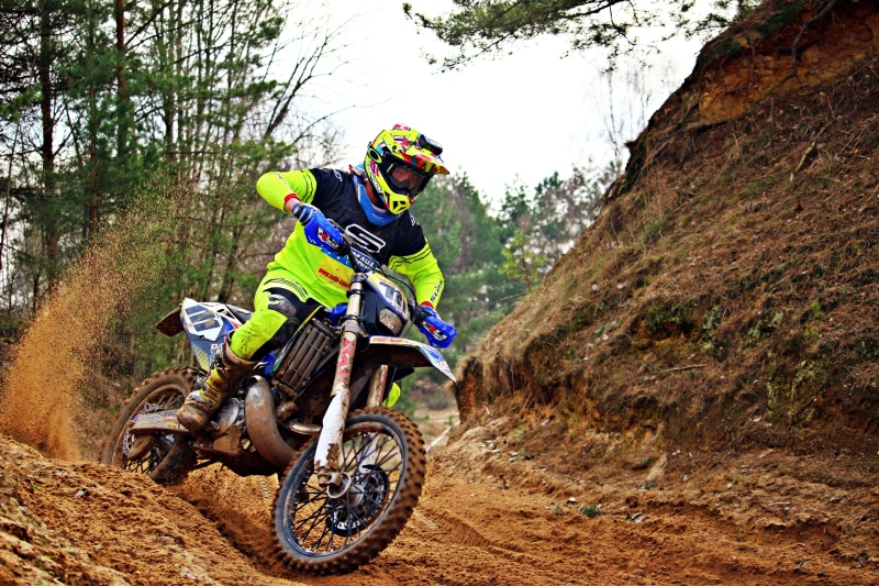 downhill, white, sport, motion, helmet, motorsport, rider, bike rider, terrain, adventure, soil, dirtbiker, motocross ride, tree, riding, cross, wheel