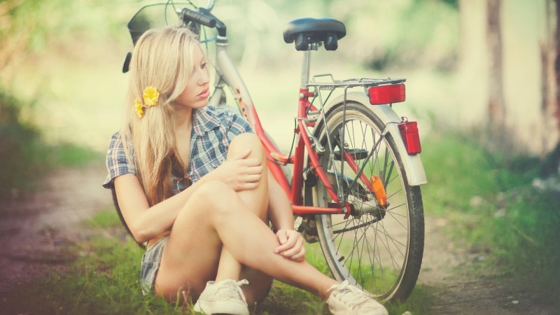 land vehicle, casual clothing, one person, focus on foreground, wheel, top, lifestyles, hair, leisure activity, child, plant, model, hairstyle, s, blonde