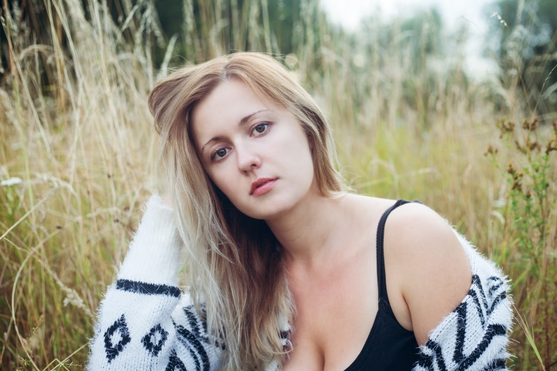 photography, confusion, the effort, grain, woman, white, contemplation, sitting, selective, health, summer, nature, sick, front view, focus, top, eyebrows