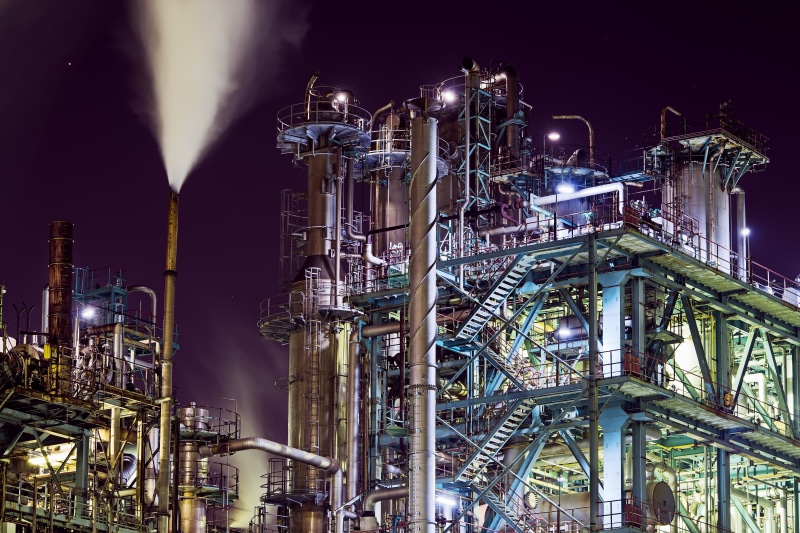 illuminated, 5K, no people, nightlife, factory, sky, low angle view, oil industry, arts culture and entertainment, pipe - tube, nature, refinery, night
