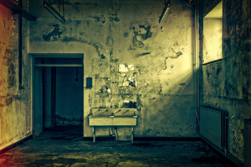 atmosphere, horror, 5K, wall, old, building, messy, door, mystical, weathered, crime, no people, built structure, leave, gloomy, dirt, gray, lost places