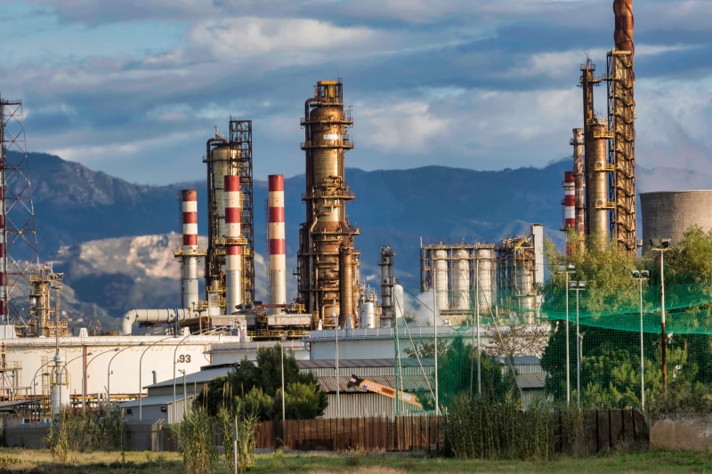 tankers, day, sea, technology, 5K, petrol, building exterior, environment, drop, outdoors, architecture, extraction, petroleum, industrial equipment, refinery
