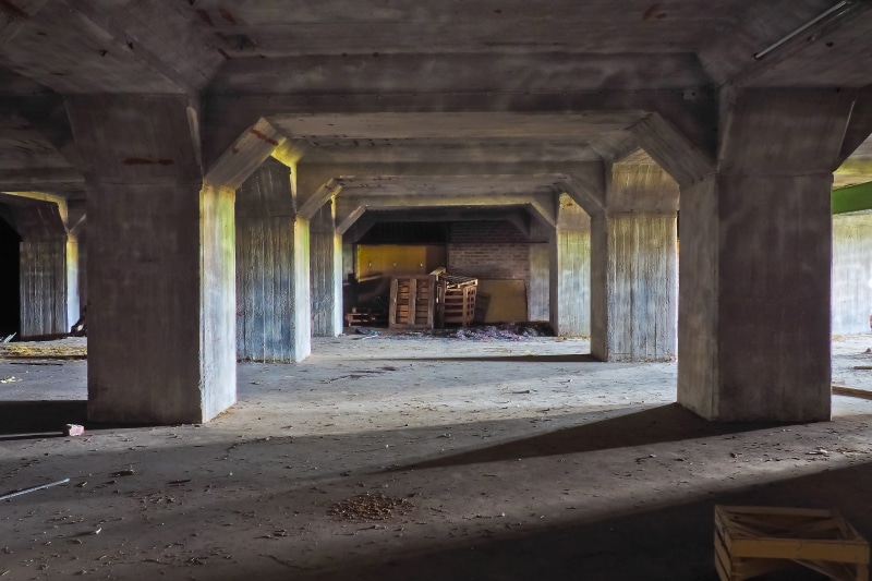 boxes, atmosphere, pforphoto, transience, goods, end, in a row, dark, old, photo, day, hall, building, post, lost places, kontor, nature, pillar, leave