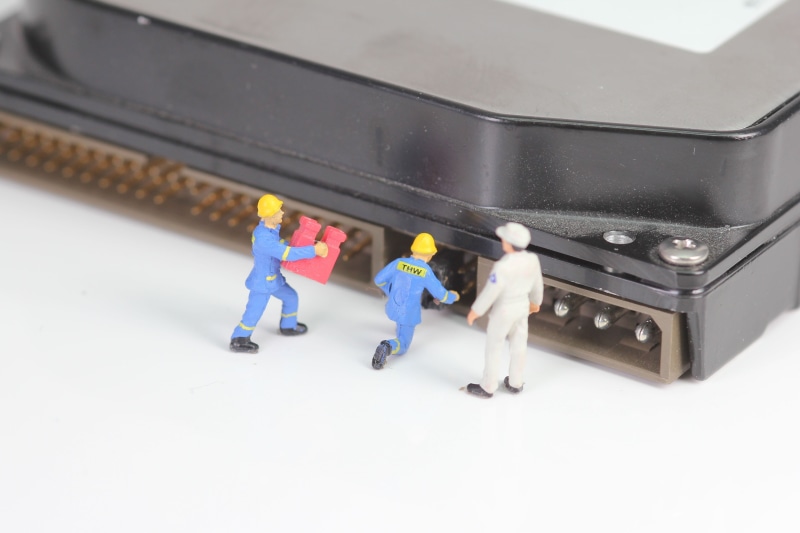 hardware, electronics, modelleisenbahn figure, data store, mature men, men, maintenance, craftsmen, workers, full length, coworker, microchip, computer