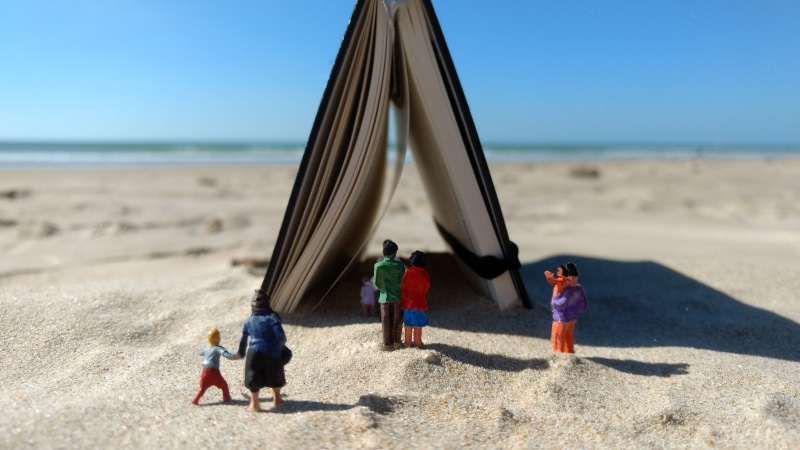 mite, water, son, notebook, group, model construction figure, sea, men, humorous, toys, model, day, visit, males, beach, creative, funny, group of people
