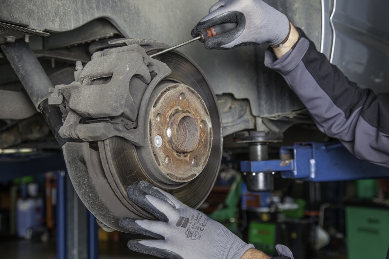 business, machine Part, machinery, pkw, brake pads, damage, repairing, brake lining, metal industry, real people, hand, towing, protective glove, technician