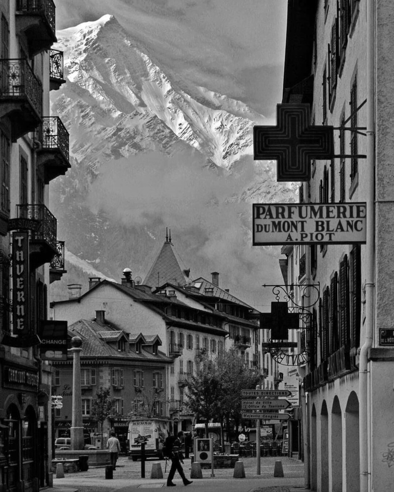 built structure, sky, travel, city, nostalgic, france, transportation, mont blanc, building, religion, landmark, nature, cold, famous, incidental people