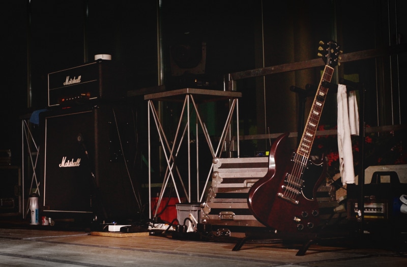 rocknroll, text, indoors, industry, string instrument, angus young, stage, ac/dc, 4K, musical instrument, italy, arts culture and entertainment, stage - performance space