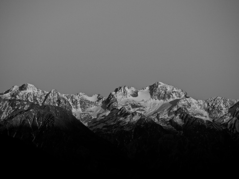 simple, snowcapped mountain, ridge, tranquil scene, blanc, black, copy space, landscape, minimal, tranquility, beauty in nature, contrast, sky, snow, winter