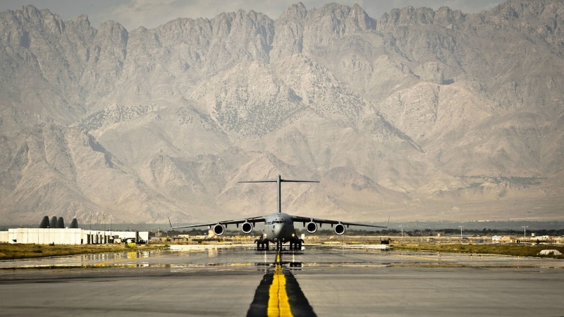 military, airport, brown, outdoors, asphalt, aerospace industry, mountain range, mode of transportation, 1080P, Boeing C-17 Globemaster III, transportation