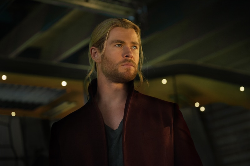 4K, young men, leisure activity, waist up, adult, Chris Hemsworth, one person, looking away, young adult, men, front view, focus on foreground, night