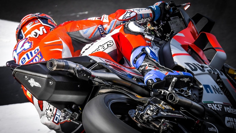 safety, Silverstone, 2018, high angle view, mode of transportation, day, MotoGP, sports helmet, 2K, outdoors, auto racing, Corse, crash helmet, in a row