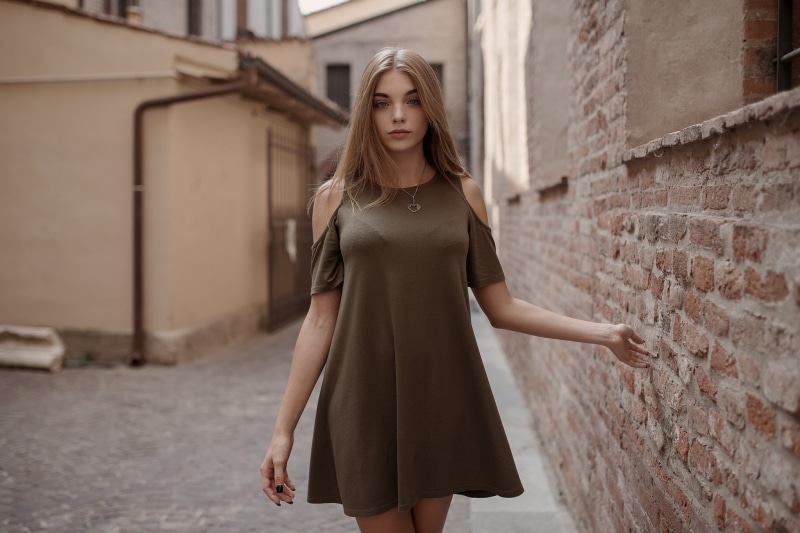 adult, cold, shoulder, long hair, one person, young adult, 1080P, front view, hair, looking at camera, s, women, hairstyle, beauty, necklace, brown, women outdoors