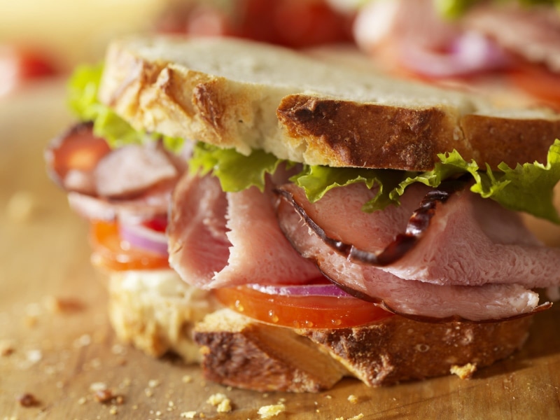 ready-to-eat, close-up, burgers, whole wheat, freshness, tomato, studio shot, take out food, food and drink, 720P, cold, meal, selective focus, tomatoes