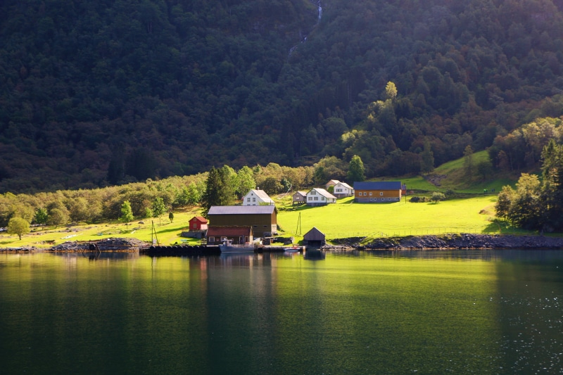 outdoors, serene, mountain, outdoor, body, peaceful, near, nature, village, landscape, mountain  green, Nærøyfjord, calma, light, 5K, lake, houses, fjords
