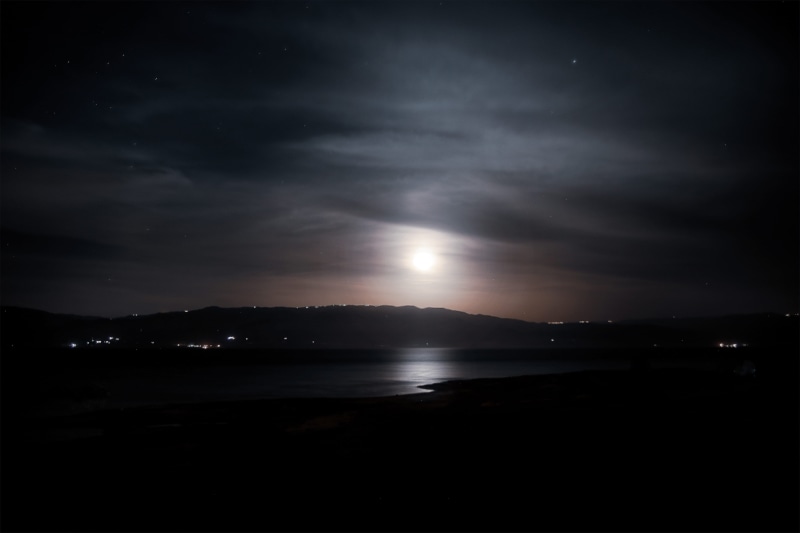 moonlight, night, scenics - nature, outdoors, sky, moon, desert, no people, tranquility, sea, nature, dark, dead sea, moonrise, illuminated, astronomy
