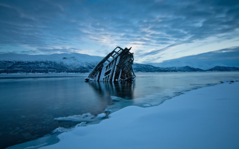 no people, wrecked, water, ship, brown, beauty in nature, cold temperature, snow, tranquility, mountain, ice, waterfront, 2K, lake, tranquil scene, wreck