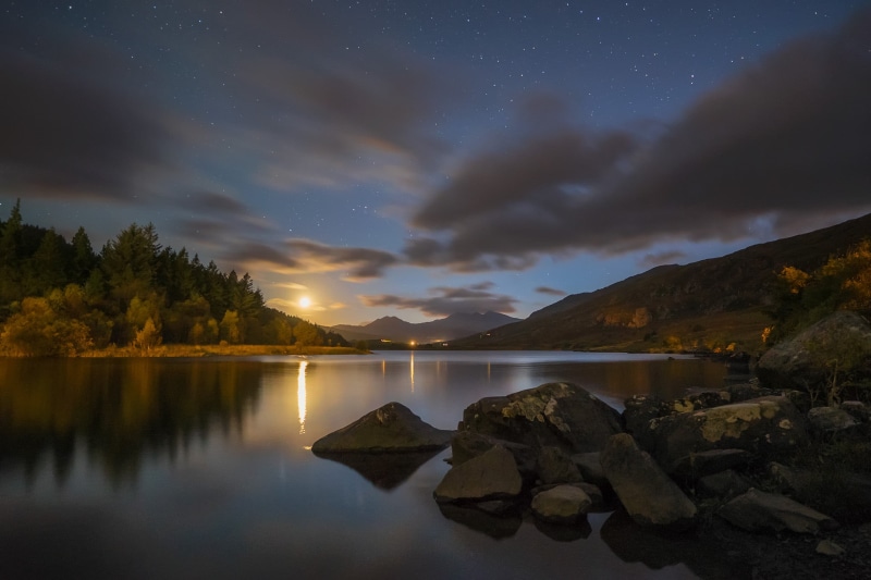 rocks, 1080P, nature, sunset, stars, calm, nightscape, Wales, two, scenics, landscape, beside, Moon, reflection, Llynnau Mymbyr, body, twilight, lake