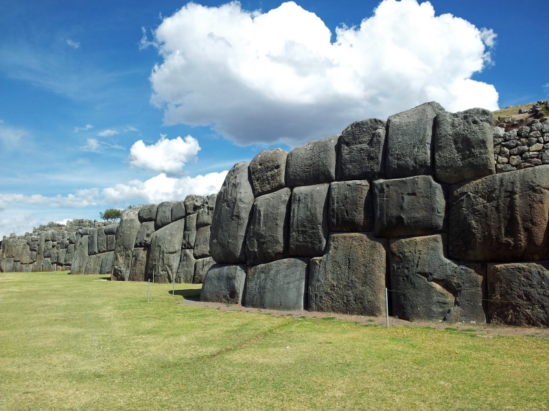 cloud - sky, rock, wall, archaeology, tranquil scene, history, nature, daytime, green color, cusco, ancient, stone, land, solid, inca, plant, ancient civilization