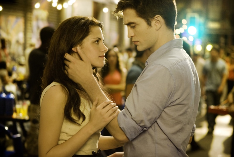 cheerful, looking, urban Scene, caucasian Ethnicity, Edward Cullen, side view, Twilight, females, men, embracing, two People, Dawn, bella, restaurant, city Life