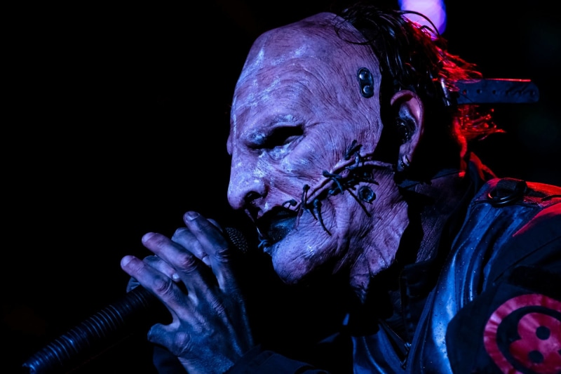 indoors, night, close-up, black background, 1080P, mature adult, lifestyles, holding, adult, studio shot, real people, dark, portrait, males, slipknot  for mac