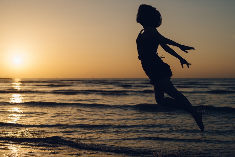 air, waves, beach, dusk, adult, flying, land, horizon over water, horizon, sport, sand, mid, daytime, people, 1080P, seashore, sky, silhouette, woman