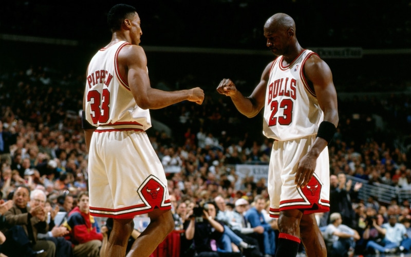 athlete, sport, real people, Scottie pippen, Michael jordan, basketball - sport, Nba, sportsman, match - sport, standing, basketball uniform, Basketball