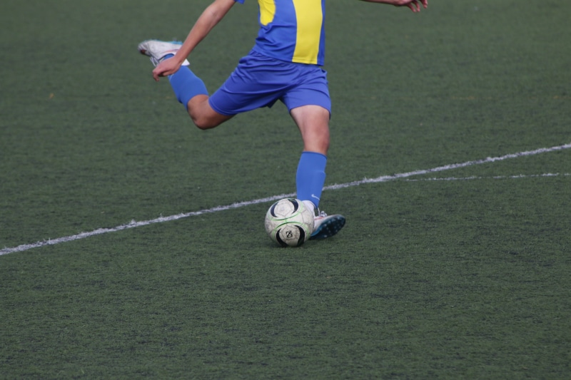 sports equipment, soccer field, lawn, Move, departure, soccer uniform, game, Shot, player, trying, team, sports uniform, ball, domain, soccer player, clothing