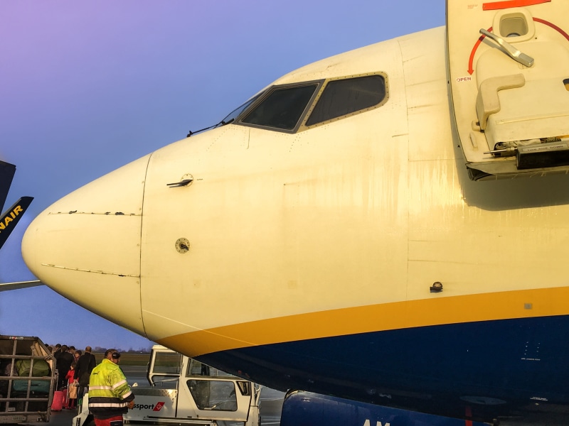 turbine, loading, fly, departure, travel, sunlight, mode of transportation, boeing 737-800, journey, nature, runway, 737-800, aviation, stationary, men