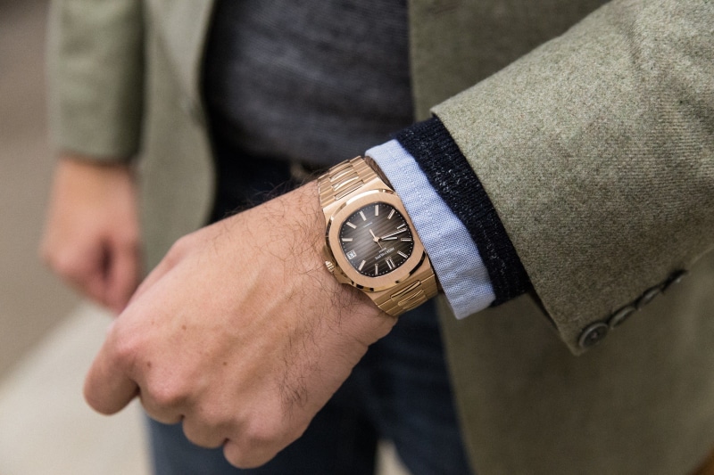 males, close-up, 2K, watch, hand, wristwatch, clock, one person, midsection, detail, human hand, formal businesswear, well-dressed, human limb, body part