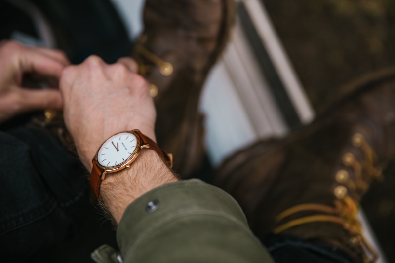 4K, finger, hand, adult, wristwatch, Suits, time, human limb, human hand, Men, Mens Fashion, laces, boot, clock, close-up, holding, pocket watch, selective focus