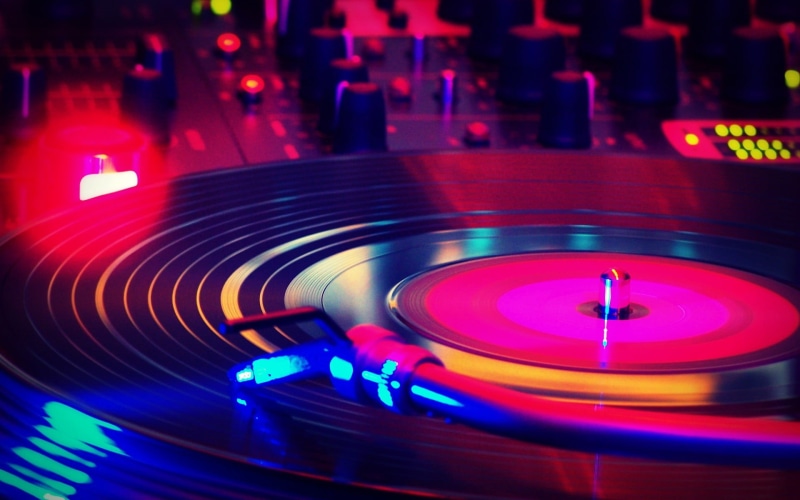no people, sound recording equipment, vinyl, multi colored, illuminated, mixing, close-up, 1080P, turntable, motion, audio equipment, technology, nightlife