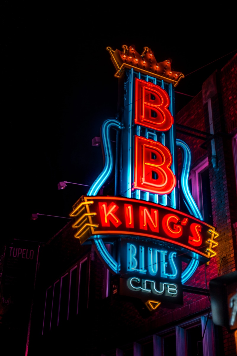 nightlife, night club, architecture, bb kings blue club, lighting, commercial sign, communication, lighting equipment, illuminated, built structure, coat