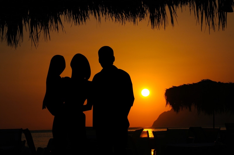real people, back light, sunbeam, romance, bonding, water, beauty in nature, families, sky, human, 2K, setting sun, mirroring, silhouette, couple - relationship