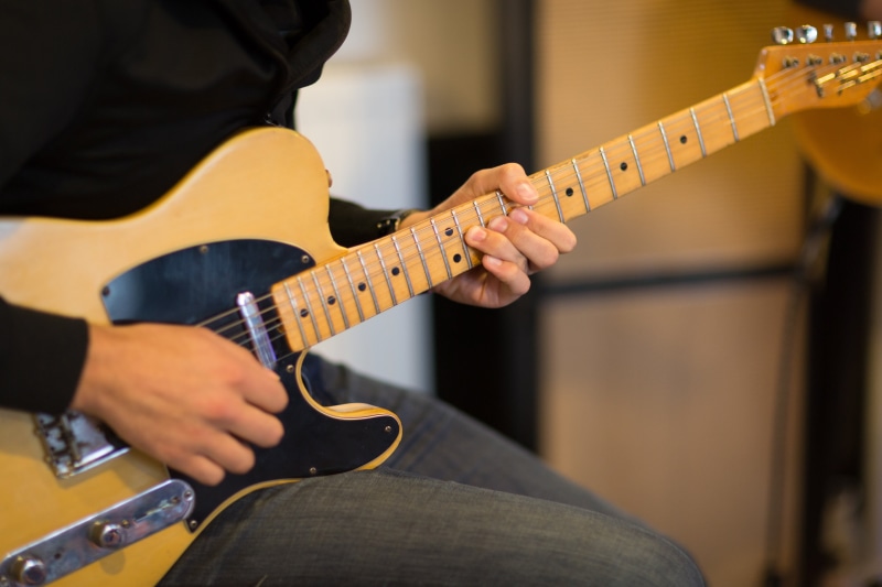 jazz, drag, 5K, impact board, amplifier, proberaum, studio, rock guitar, plucking an instrument, close up, poti, black, guitarist, stringed instrument