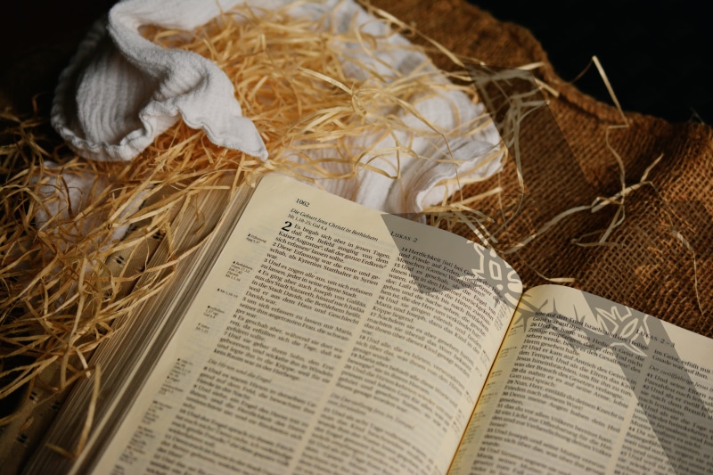 publication, still life, black background, christmas motif, faith, christ, christmas story, crown of thorns, holiday, lukas, textile, christmas, open, printed