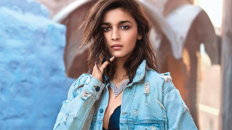 women, standing, looking at camera, 2018, 1080P, long hair, beautiful people, brown hair, beauty, portrait, beautiful woman, Bhatt, hair, one person, fashion