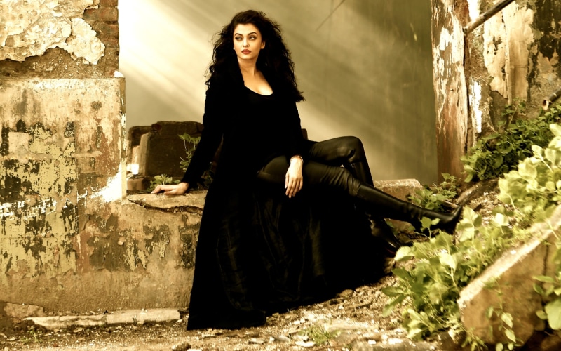 beautiful woman, sleeved, scoop, women, hairstyle, black, s, beauty, aishwarya, one person, look, shirt, nature, rai, front view, lifestyles, long hair
