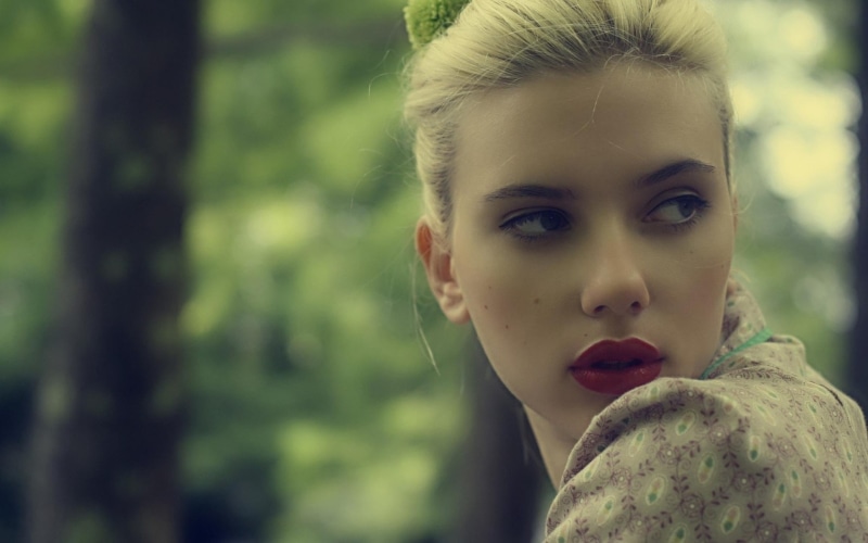 hairstyle, makeup, nature, red lipstick, close-up, lifestyles, face, front view, women, blonde, day, plant, celebrity, scarlet, 2K, outdoors, beauty, make-up