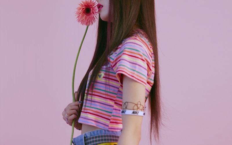 casual clothing, holding, hair, long hair, one person, leisure activity, studio shot, girl, women, redvelvet, adult, hairstyle, lifestyles, young women