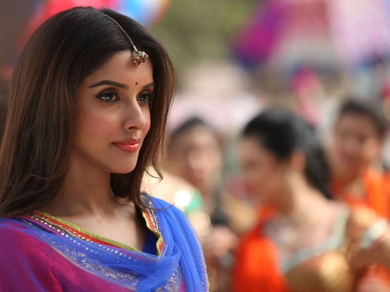 looking at camera, beautiful, top, s, group of people, black hair, teenager, hair, women, Female Celebrities, adult, bollywood, asin, traditional clothing