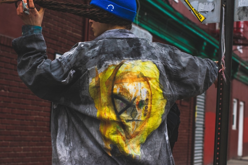 holding, man, statue, metal, human representation, sculpture, outdoors, photoshoot, post, built structure, yellow, street photography, occupation, day