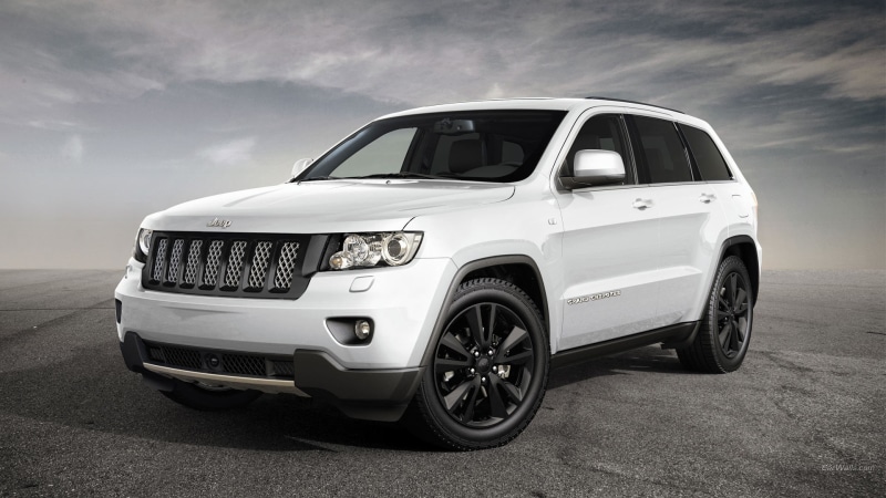 wheel, Jeep Grand Cheeroke, tire, cloud - sky, personal land vehicle, land vehicle, travel, misfortune, Jeep, city, white color, white cars, outdoors, silver colored