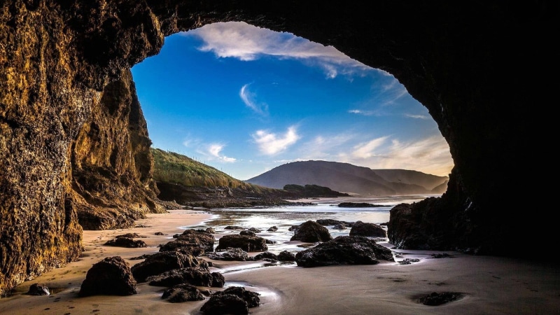 1080P, water, rock, mountain, sky, auckland, shore, cave, cliff, nature, beach, sea cave, coast, new zealand, sea, cloud, bethells beach, landscape