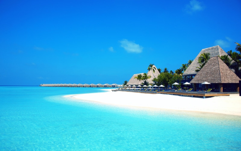 bungalows, paradise, beach, sky, vacation, palm trees, Sea, Maldives, 2K, sand