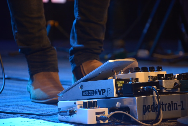 service, technology, stage, standing, electricity, working, people, movement, hand, only men, Rock, 2K, music, intrumentos, modern music, body part, decoration