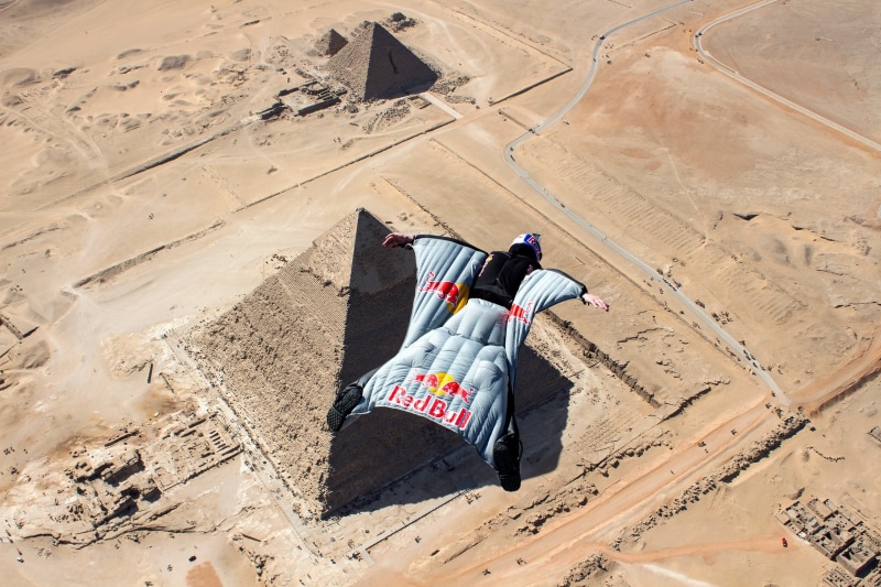 skydiving, jumping, nature, flying, climate, one person, gray, Pyramids of Giza, men, wingsuit, skydiver, 2K, sand, outdoors, helmet, parachutes, beach